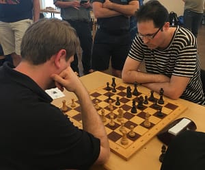 David Ortmann (links) gegen GM Peter Leko