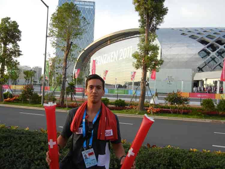 IM Oliver Kurmann vor dem Austragungsort in Shenzhen